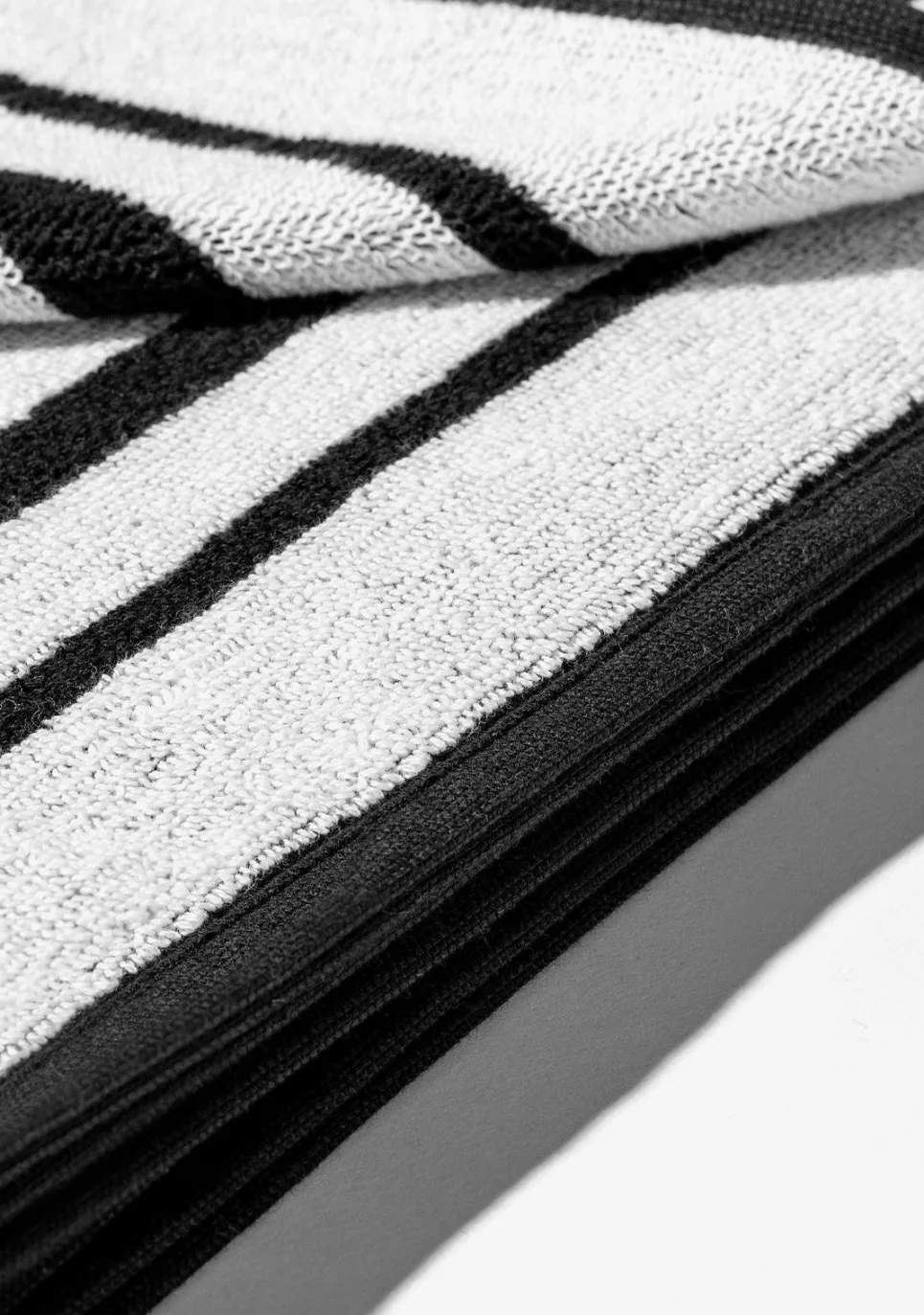 D.Franklin Old Money Jacquard Velour Beach Towel Black|Damen Handtücher|Handtücher